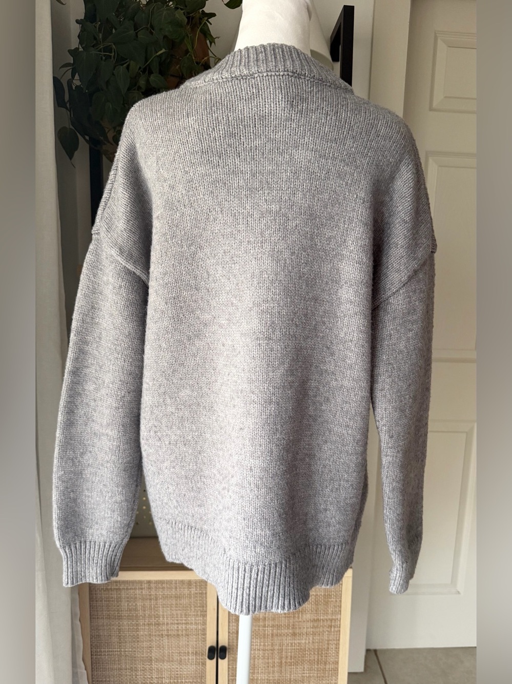 Forever 21 x Sanrio Hello Kitty Angel Gray Knit oversized Sweater Blue Bow Small - Picture 13 of 13